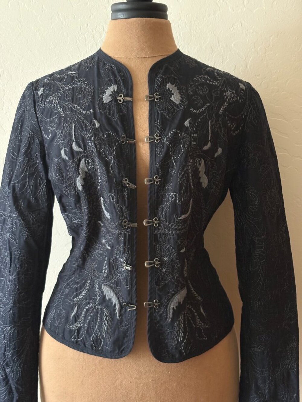 Tahari Embroidered Cropped Jacket/Top. Size M. Black/Gray.